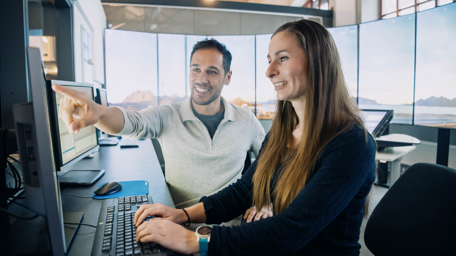 To personer samarbeider med digitale oppgaver