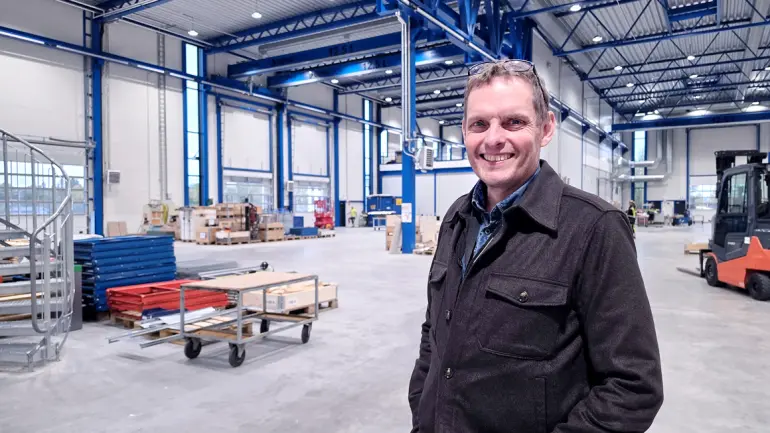 Portrett av Trygve Egenes stående i industrimiljøet til H. Henriksen.